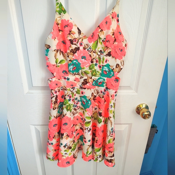 Summer mini dress with side cut outs - Picture 1 of 2